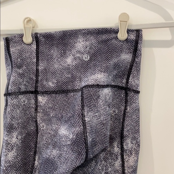 Lululemon leggings size 4 - Picture 4 of 5